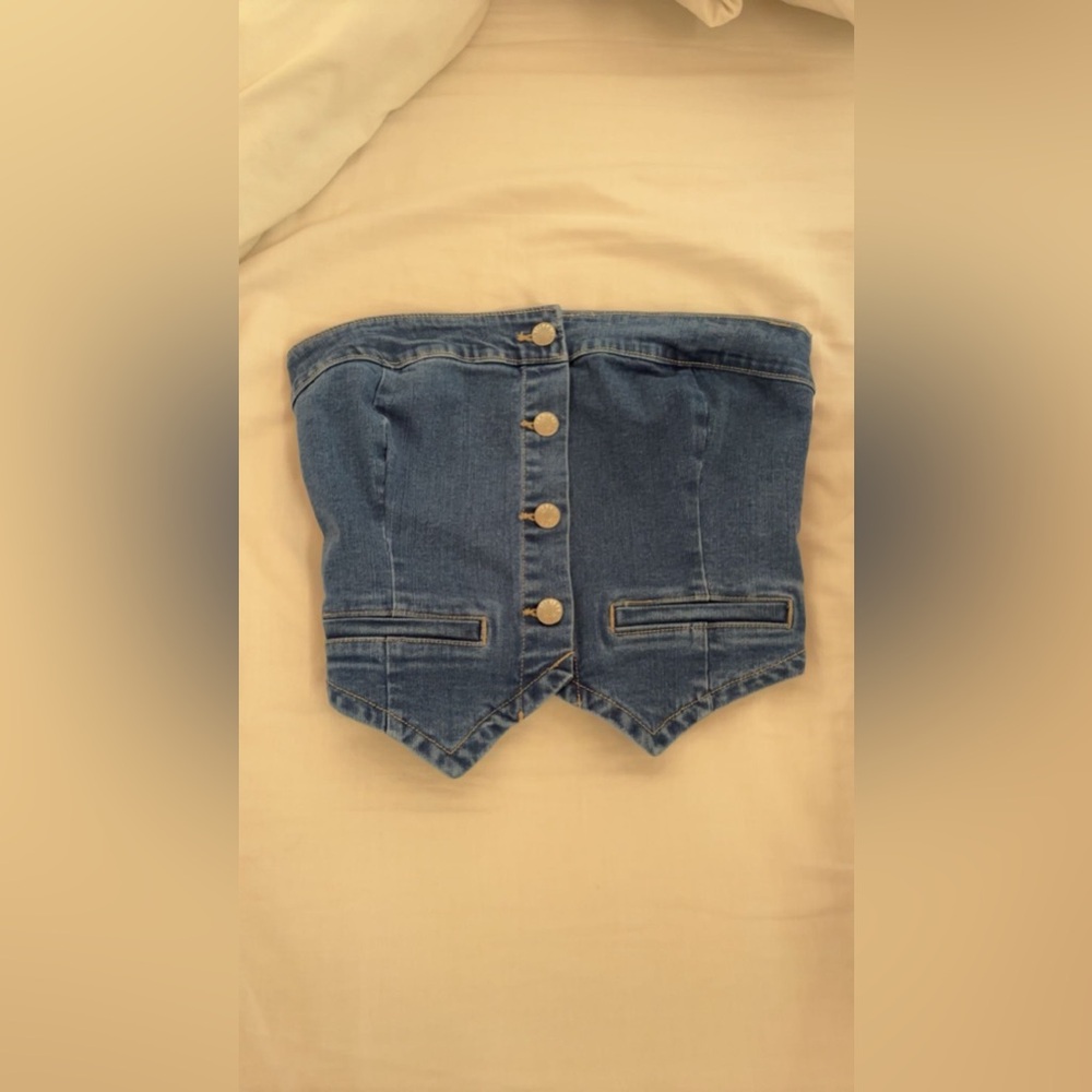 this is a thrifted vintage top size small